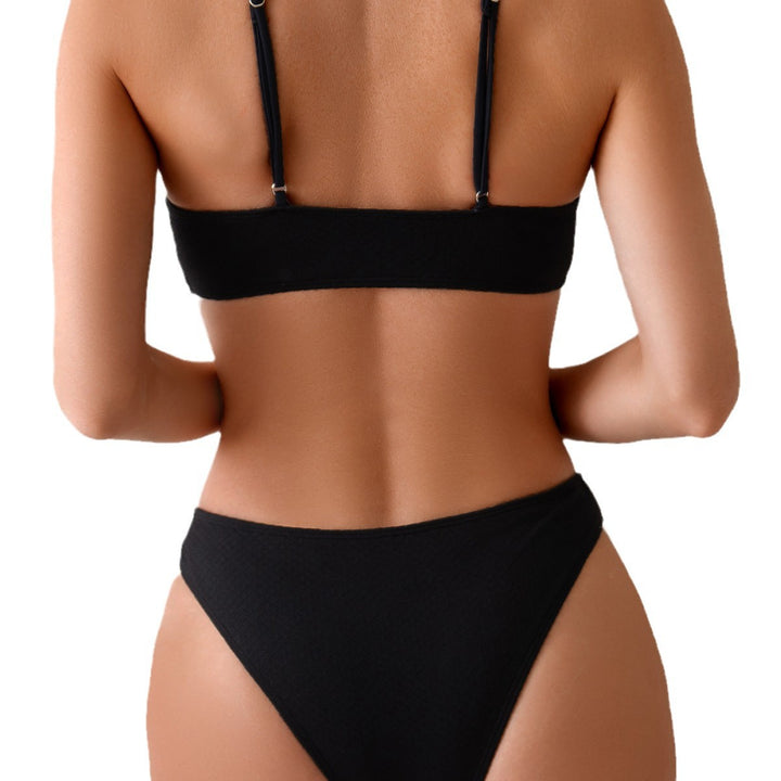 Femme bikini-sæt med raffinerede guldakcenter og moderne snit Stilla
