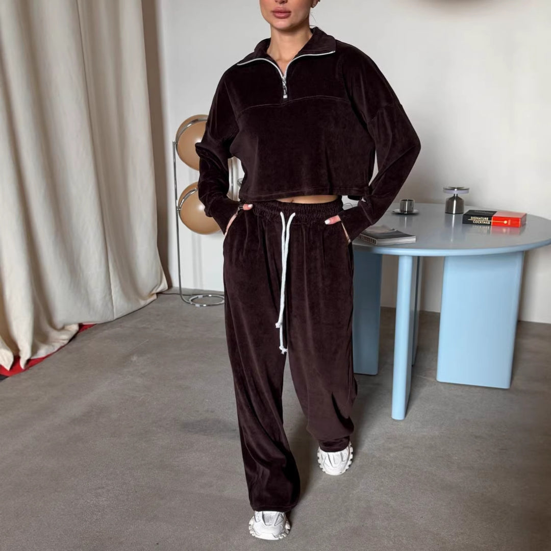 Kvindernes cropped sweatshirt med halvmeter lynlås og brede bukser Skovae