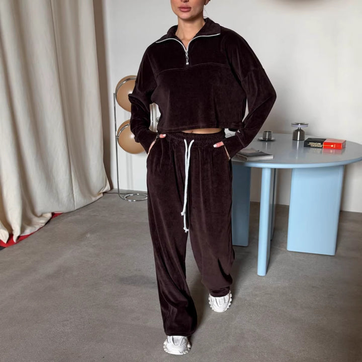 Kvindernes cropped sweatshirt med halvmeter lynlås og brede bukser Skovae