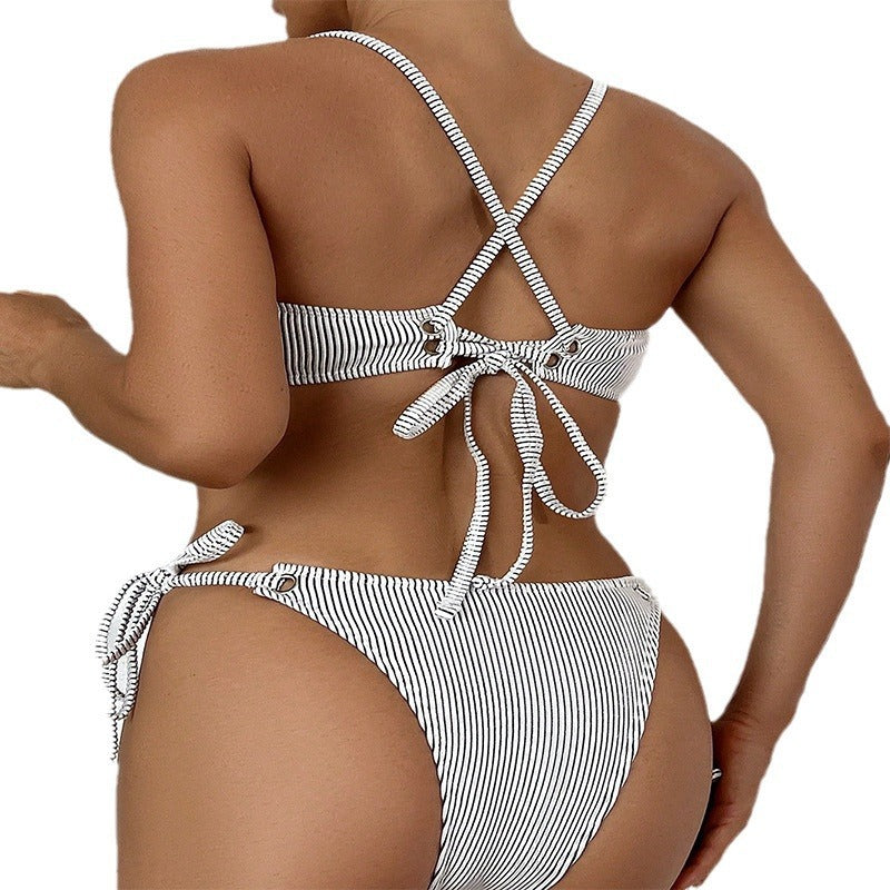 Dame Bikini-Sæt med smalle, justerbare stropper og elegant stribet design Skovae