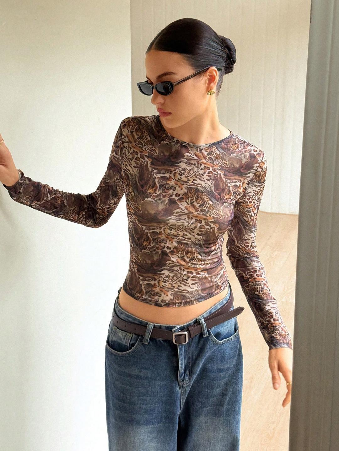 Damer nan slank Stretch-langærmet bluse i fint mesh med abstrakt dyremønster og figursyet cropped-snit Skovae