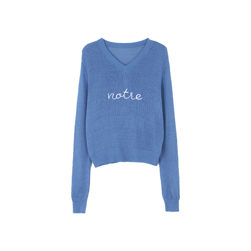 Dame afslappet strikpullover med V-hals og filigran skrift Stilla