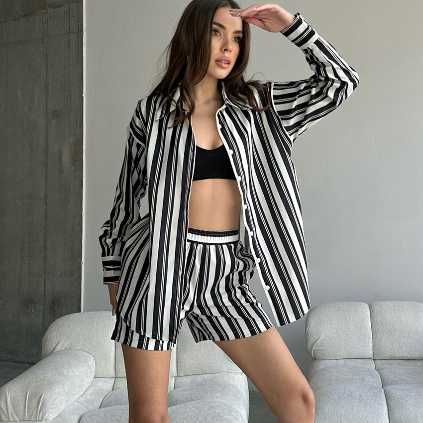 Dame stribet fritids-loungewear-sæt med løs pasform og knaplukning Stilla