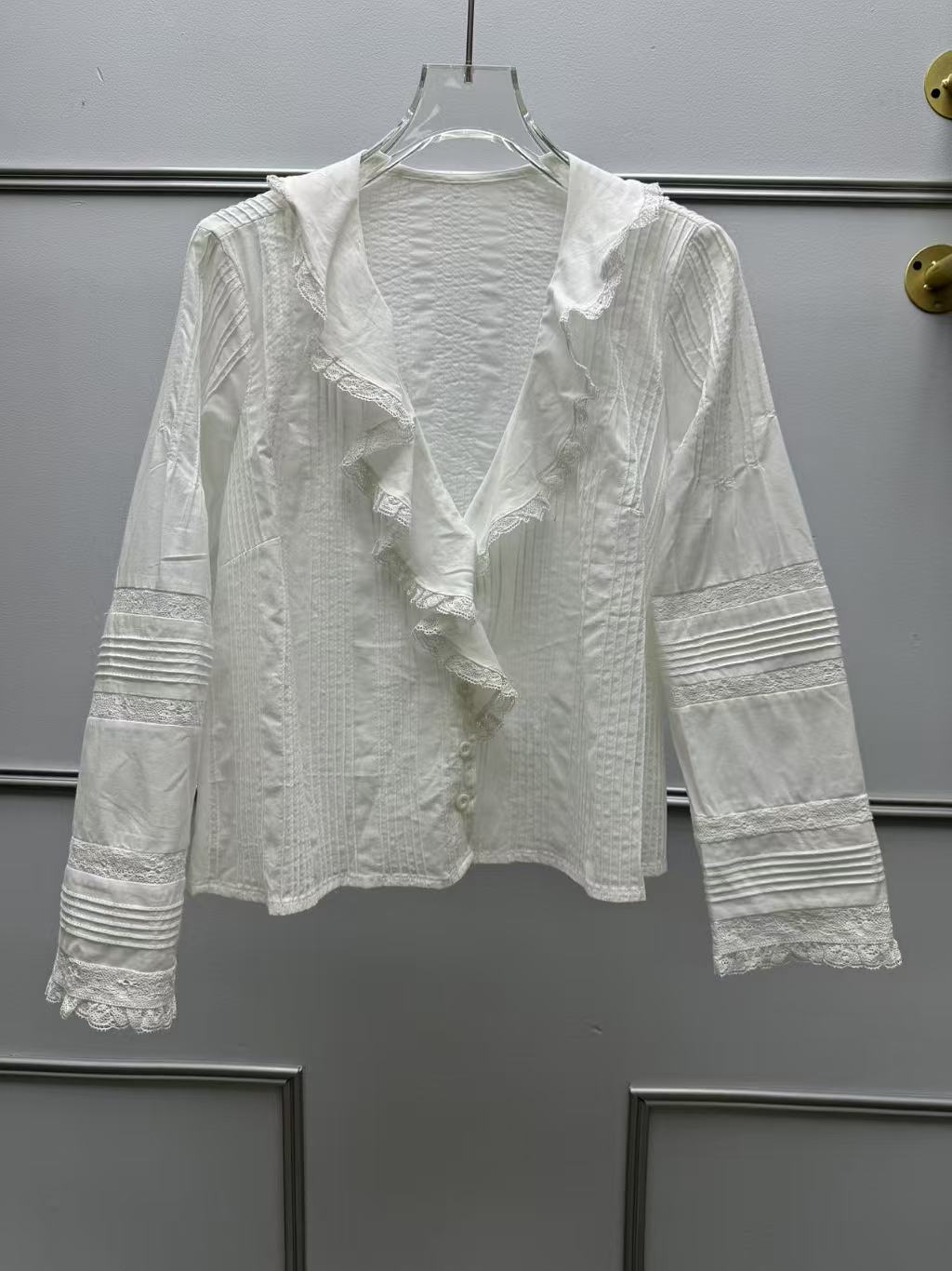 Damebluse med charmerende flæsedetaljer og fine spidse accenter Stilla