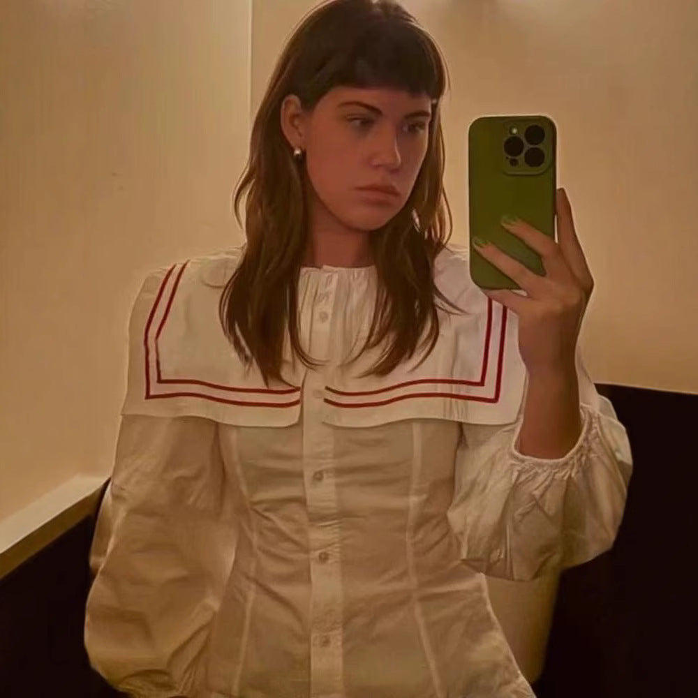 Damebluse med stor krave og elegante pufærmer Stilla