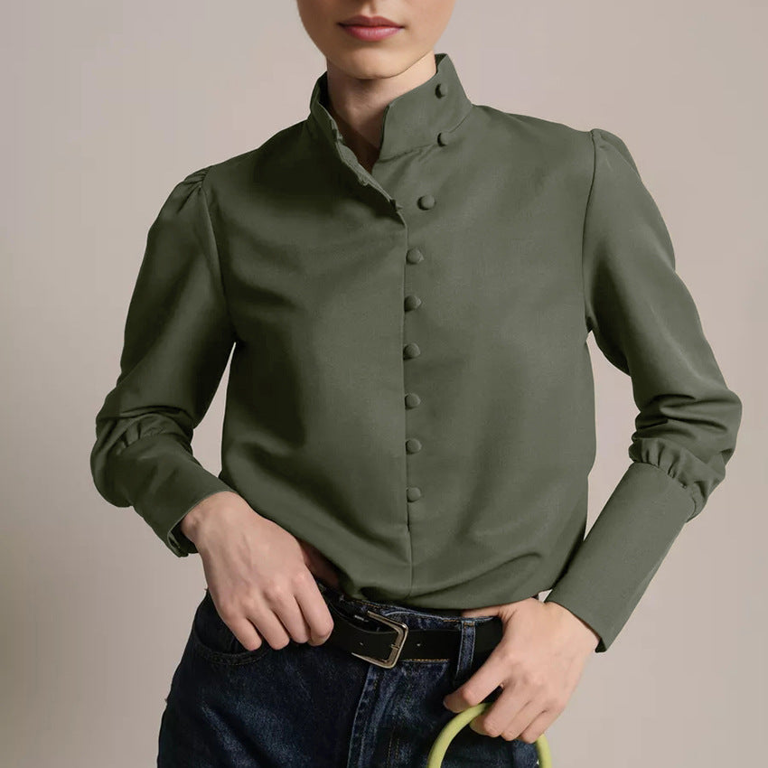 Damebluse med høj ståkrave og elegante pufærmer Stilla