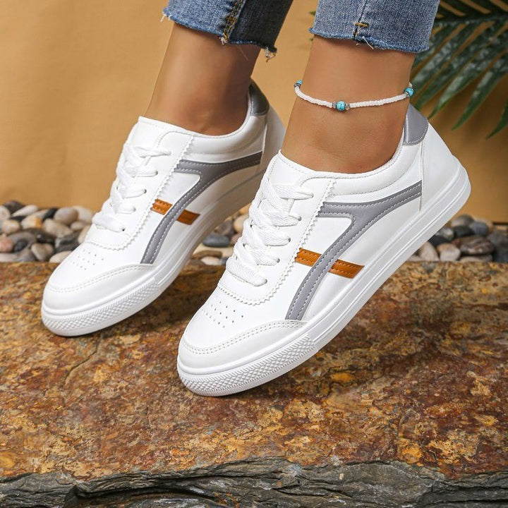 Dame Sneakers med sporty design og modeaccent Stilla