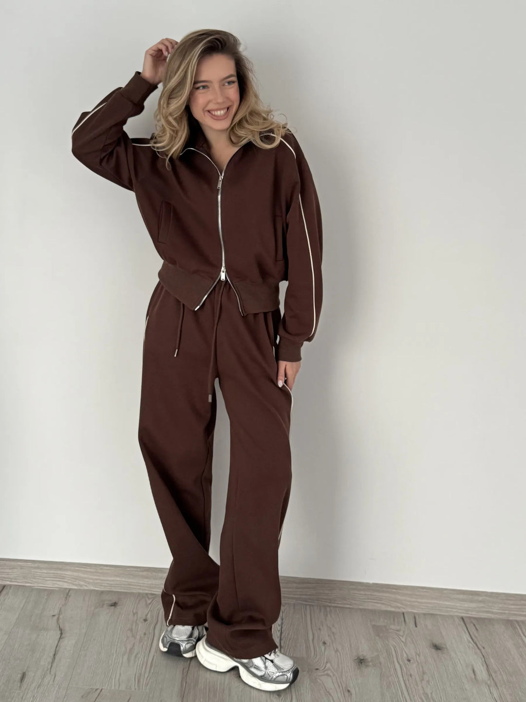 Kvinders sporty loungewear sæt med lynlås og sidelister Skovae
