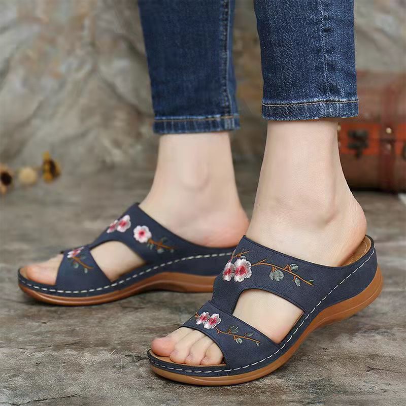 Dame clogs med blomsterbroderi og anatomisk fodseng Stilla