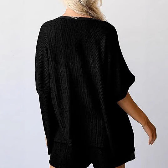 Dame afslappet todelt sæt lavet af struktureret bomuld med oversized T-shirt og shorts Stiila