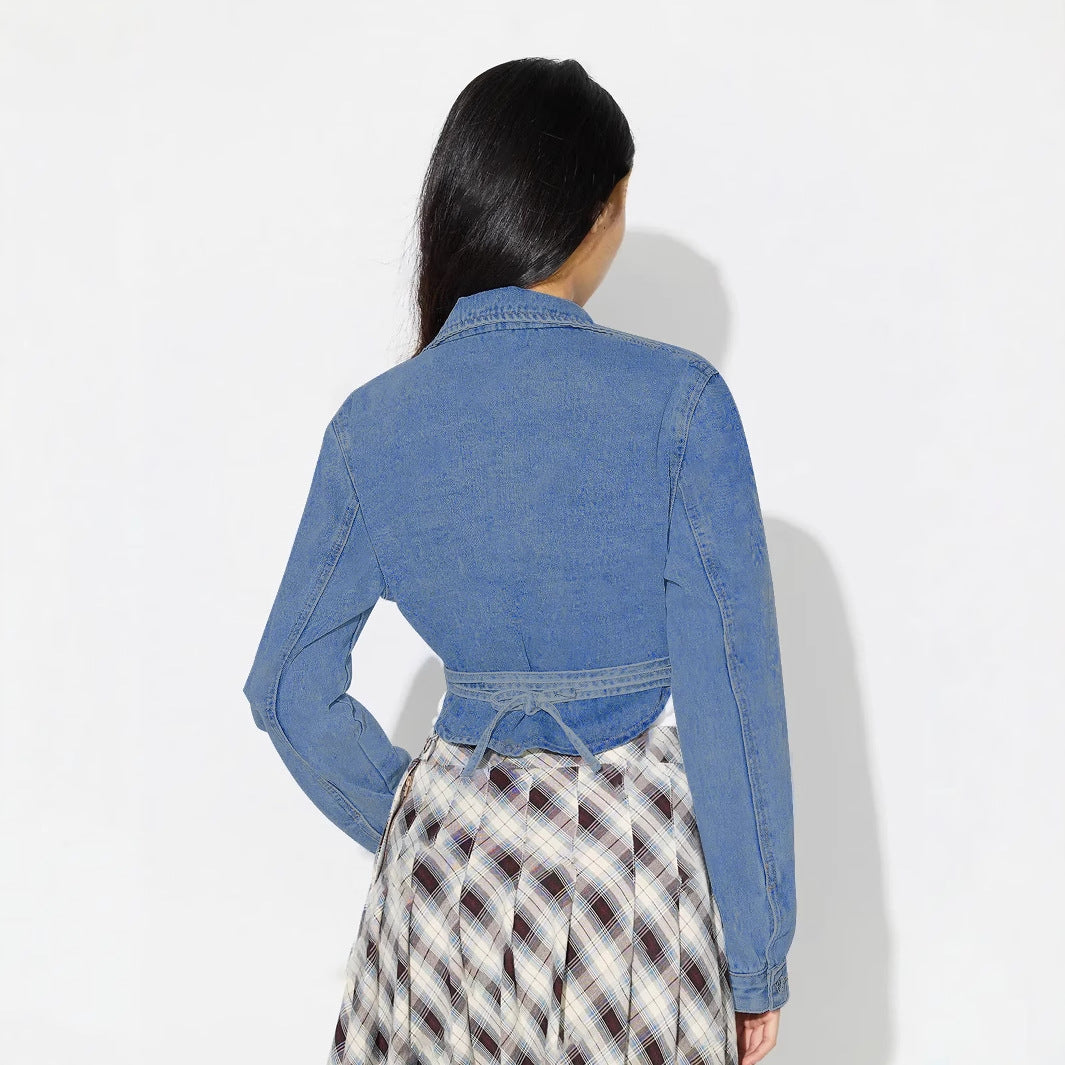 Dame denimjakke i en moderne oversized stil med et cropped snit og praktiske lommer Stilla