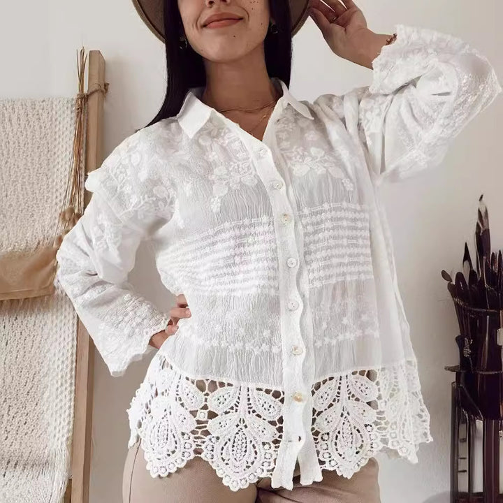 Damebluse med blomsterbroderier og dekorativt mønster Stilla