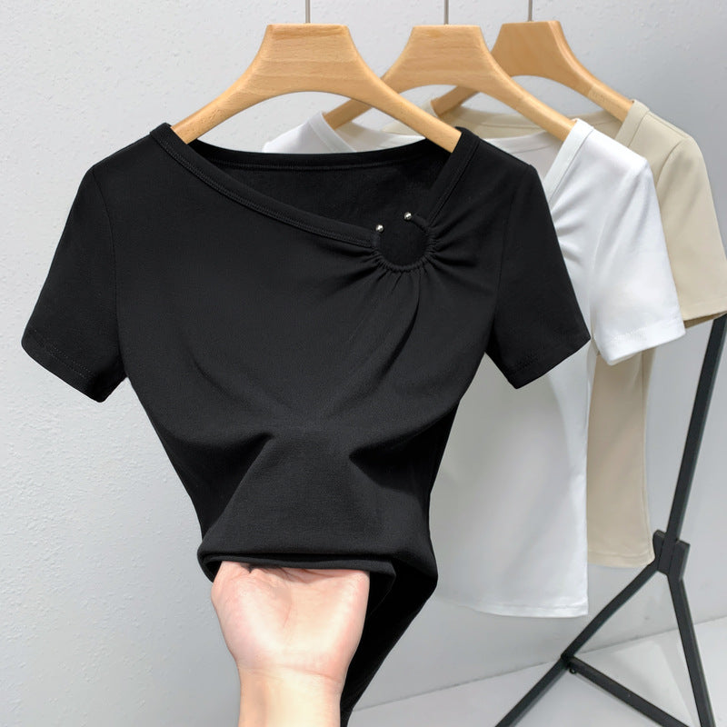 Dame figursyet kortærmet skjorte med asymmetrisk udskæring og elegant knapdetalje Stilla