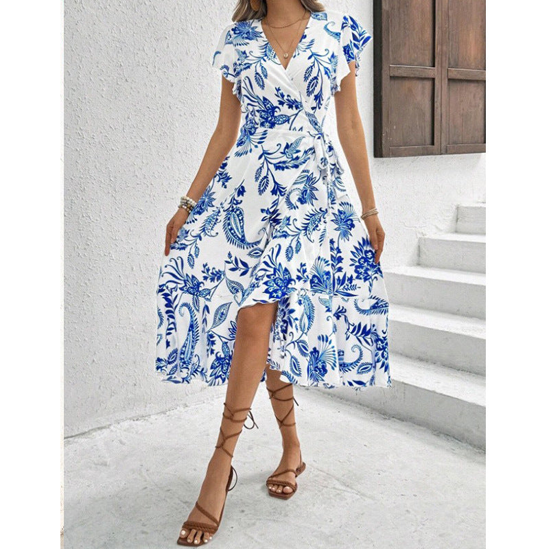 Dame vikledress med floralt design og flydende snit Stilla