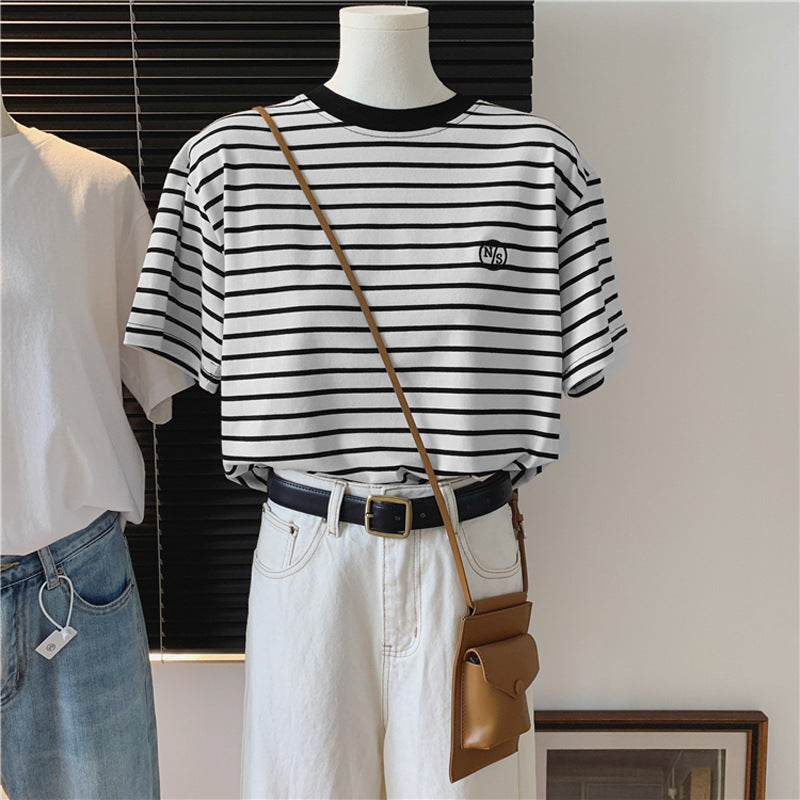 Femme Stripet Casual Korte Ærme T-Shirt med Broderet Detail Stilla