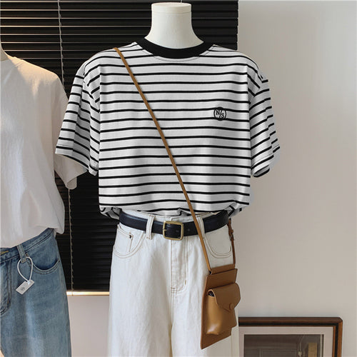 Femme Stripet Casual Korte Ærme T-Shirt med Broderet Detail Stilla