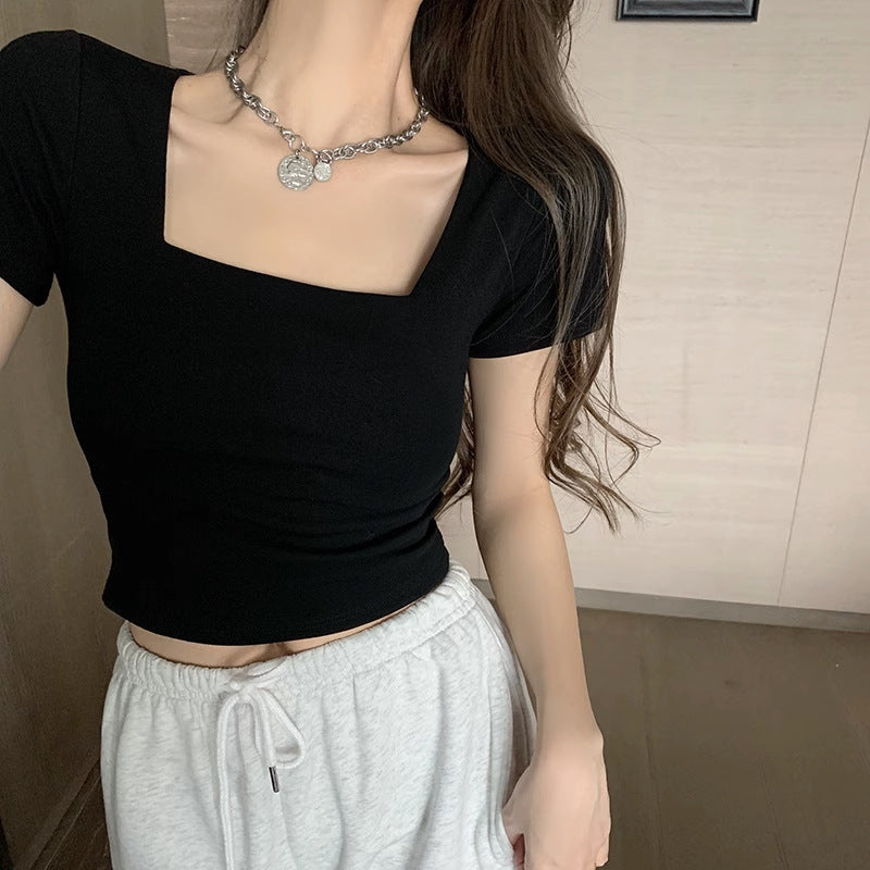 Dame cropped T-shirt med moderne firkantet halsudskæring og tætsiddende snit