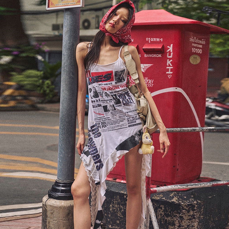 Dame asymmetrisk kjole med spændende trykdesign og flæseafslutning Stilla
