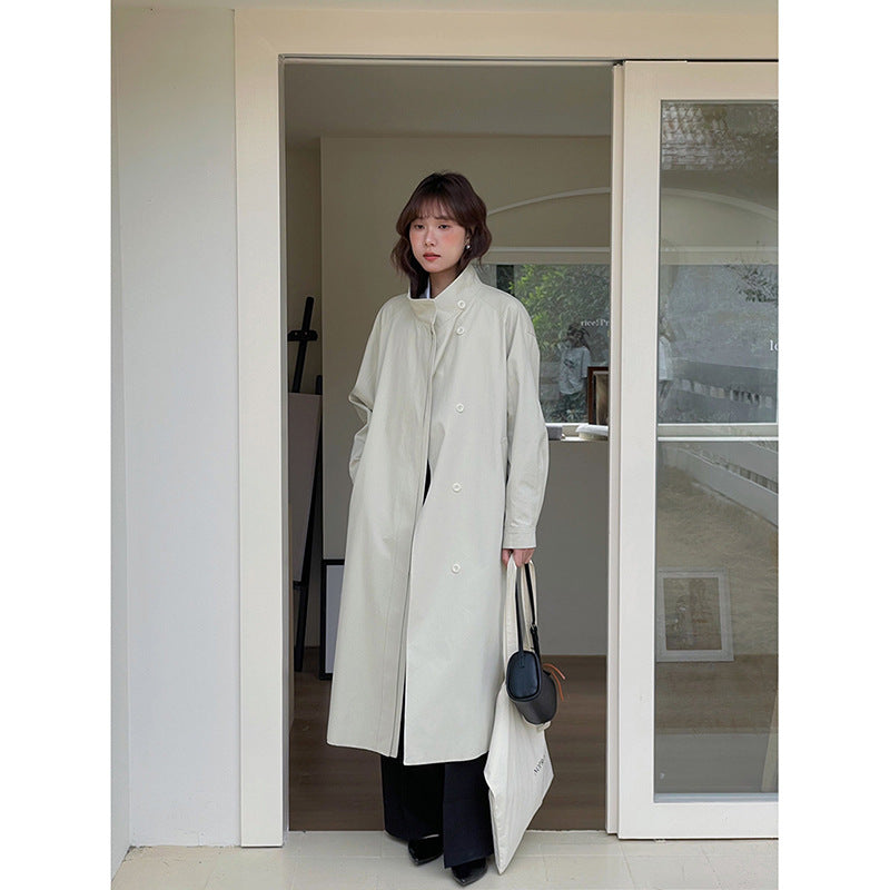 Dame modische trenchcoat med minimalistisk design og praktiske lommer Stilla