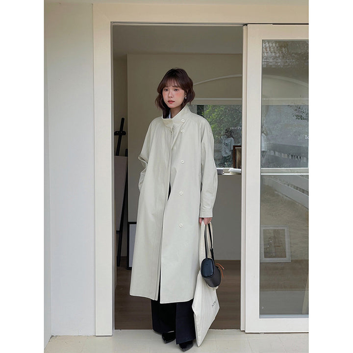 Dame modische trenchcoat med minimalistisk design og praktiske lommer Stilla