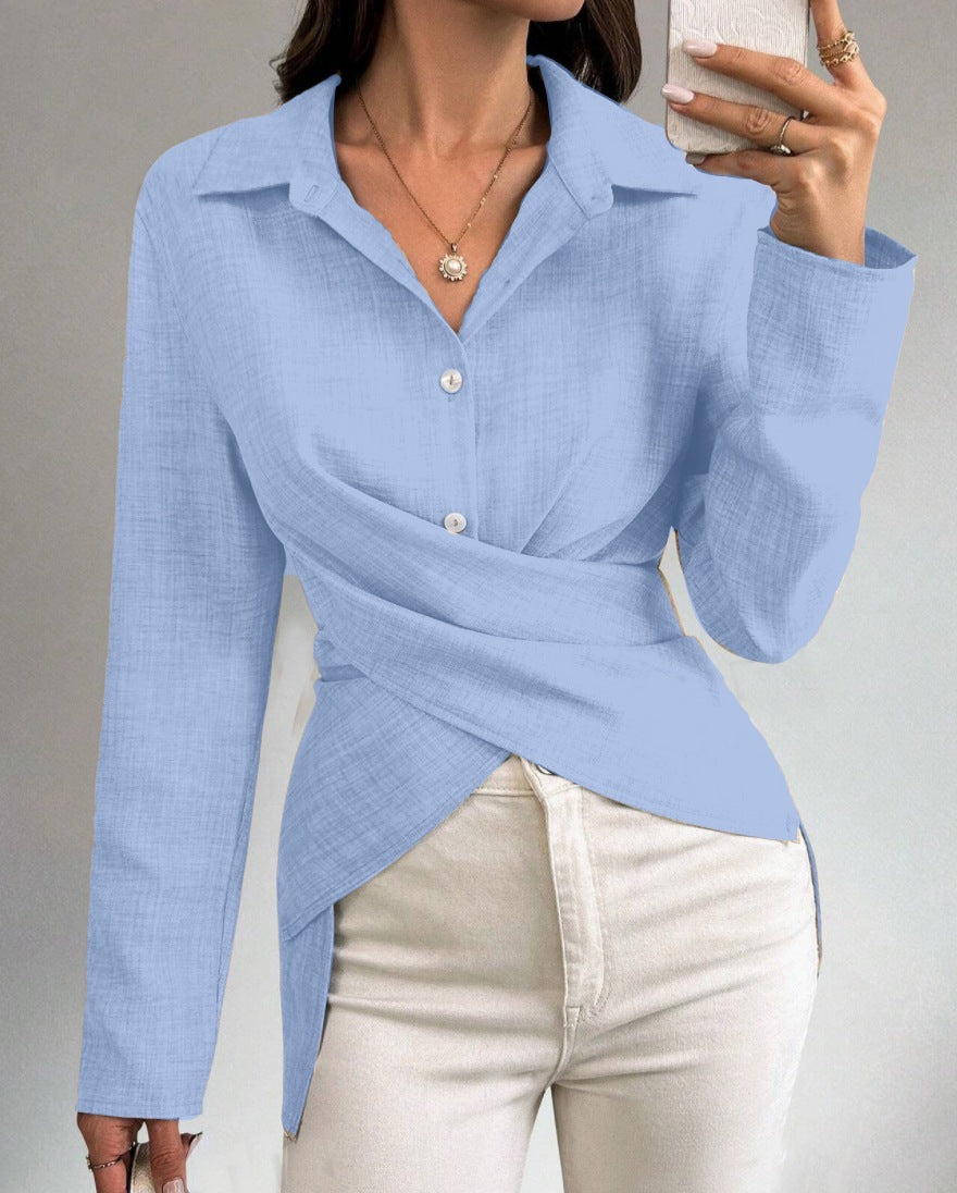 Dame indpakningsbluse med elegante knapdetaljer og fint struktureret stof Stilla