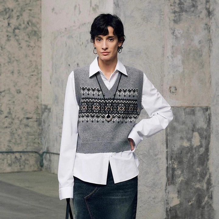 Kvinders fashionable striktrøje med V-hals og geometrisk mønster Stilla