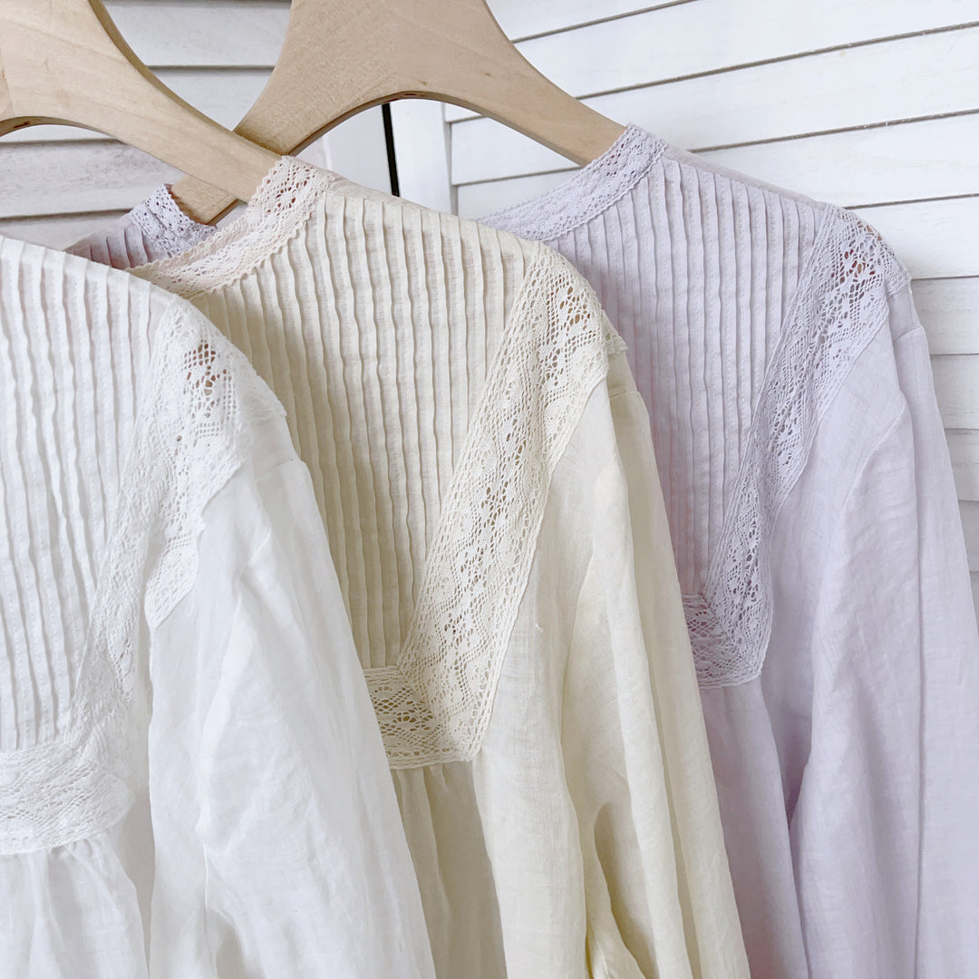 Femme Elegante Knap-Op Bluse med Spidsdekorationer Stilla