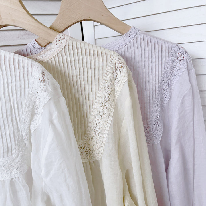 Femme Elegante Knap-Op Bluse med Spidsdekorationer Stilla
