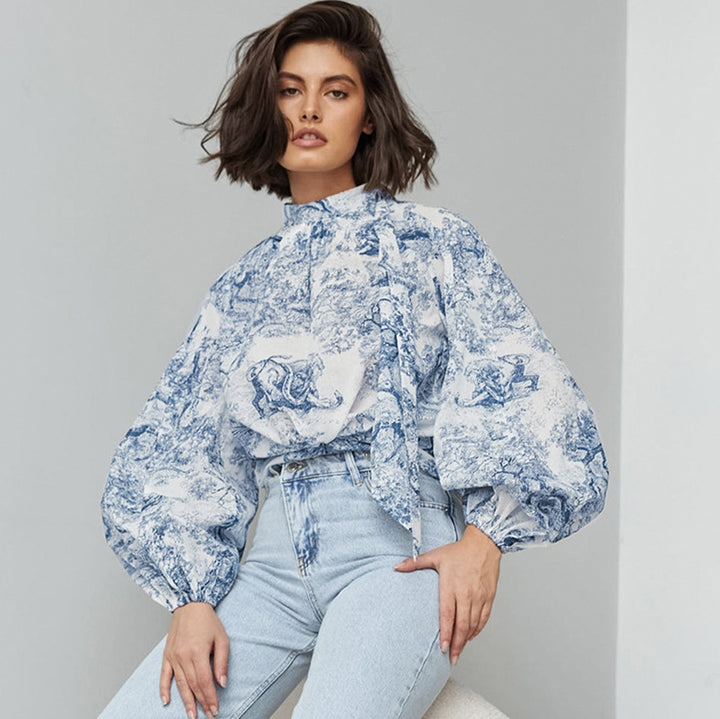 Damebluse med voluminøse ærmer og blomsterdesign Stilla