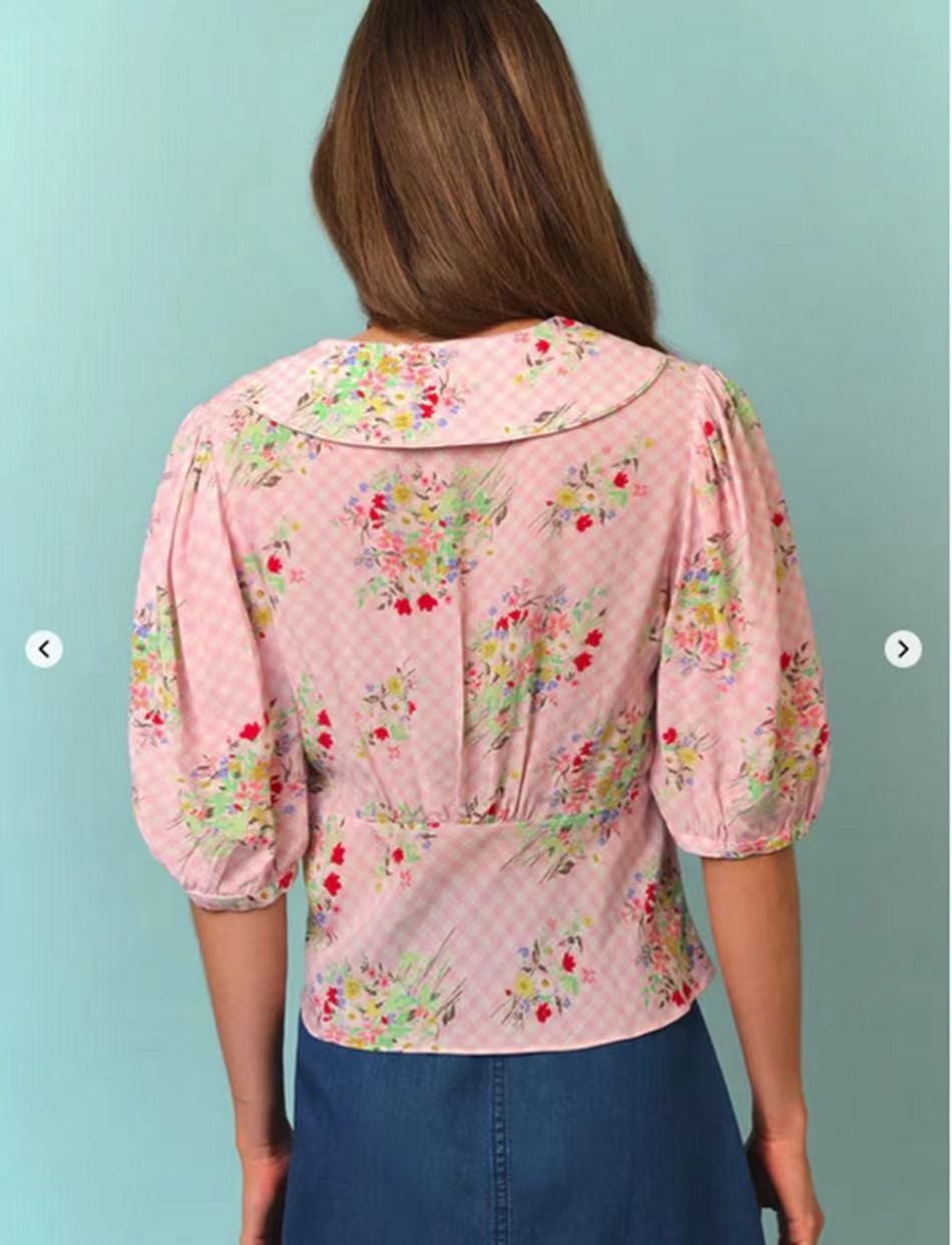 Damebluse med voluminøse ærmer og romantisk ternet mønster og blomsterudsmykning Stilla