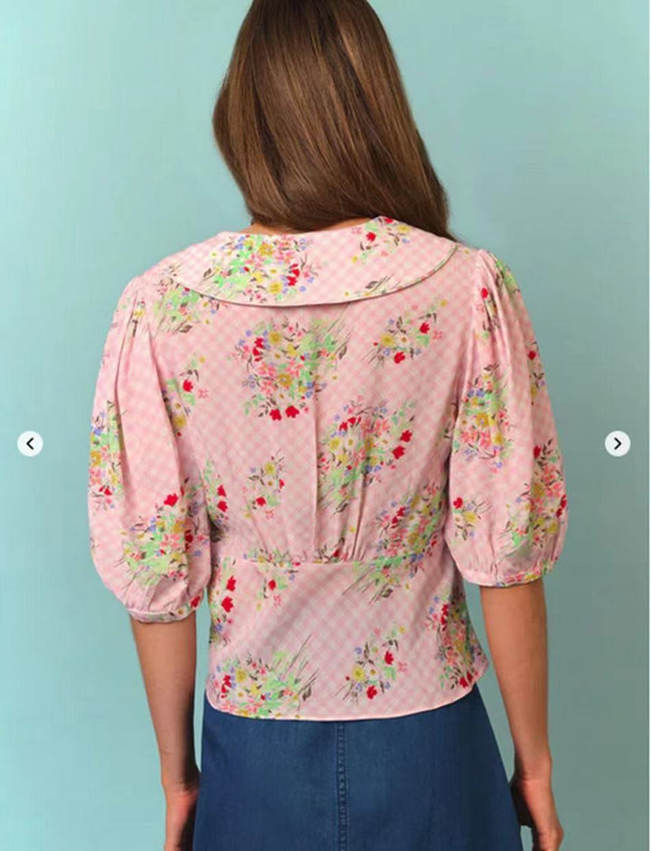 Damebluse med voluminøse ærmer og romantisk ternet mønster og blomsterudsmykning Stilla