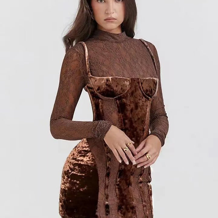 Dame elegant blonde mini kjole med fløjl detaljer og tætsiddende snit