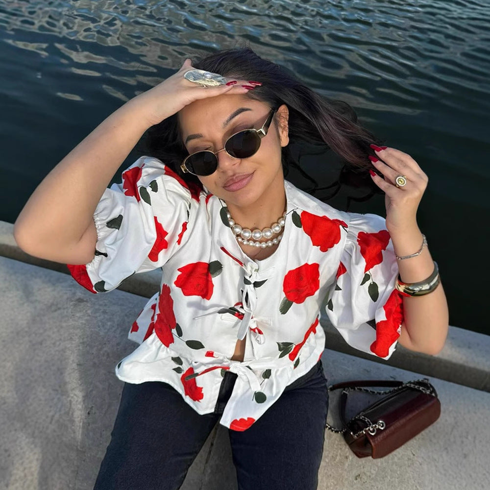 Damebluse med blomsterprint og knudedetalje Stilla
