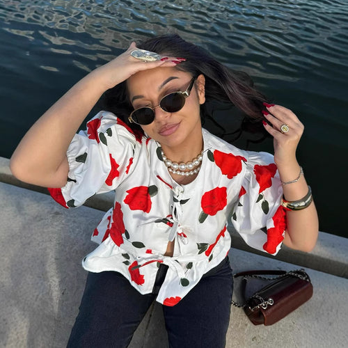Damebluse med blomsterprint og knudedetalje Stilla