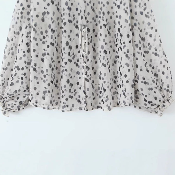 Dames elegant bluse med halvkant og luftige ærmer Stilla