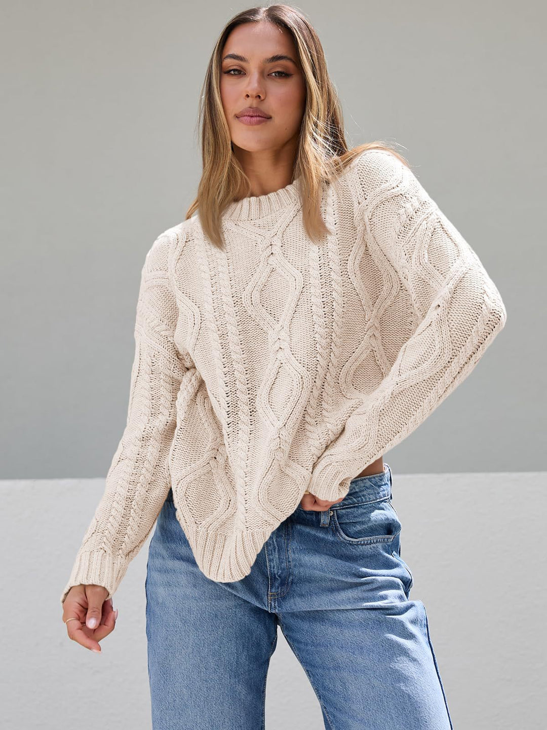 Kvinnernes chunky strikkede sweater med kabeldesign Stilla
