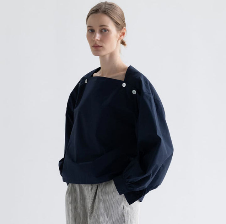 Kvinders fashionable bluse med innovative knapdetaljer Stilla