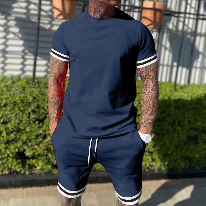 Herre nan sporty fritidssæt lavet af bomuldsjersey med rundhalset t-shirt og snore shorts Skovae