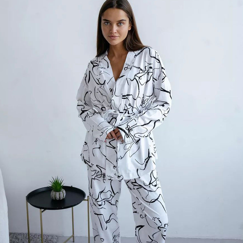 Dame luksuriøs satin pyjamas med elegante linjemønstre Stilla