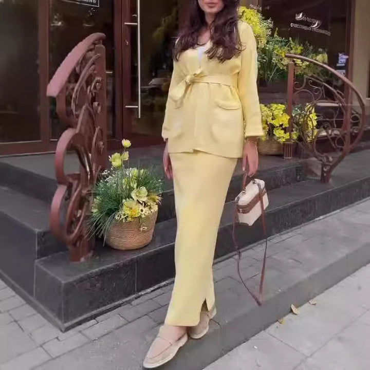 Kvinders elegante blyant kjole med stilfuld blazer jakke og praktiske lommer Stilla