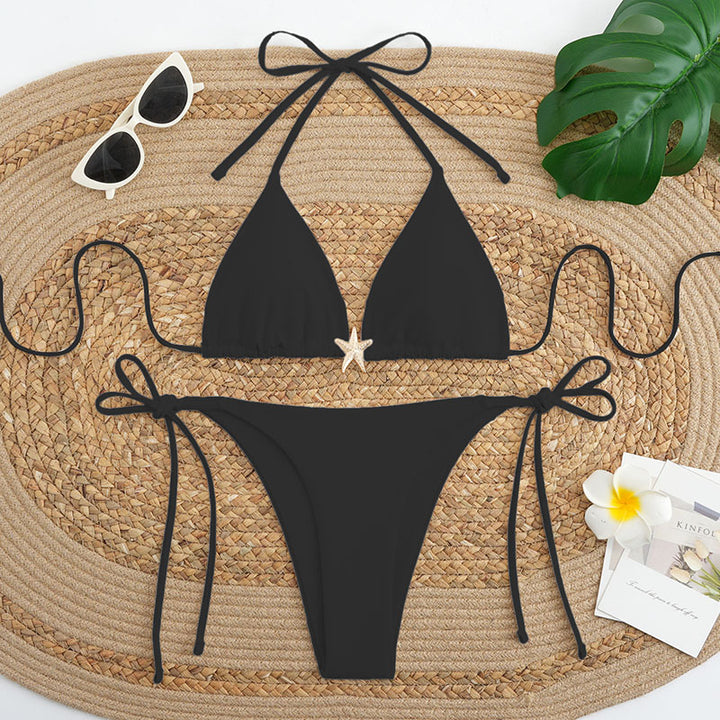 Dame triangel-bikini med smalle stropper og dekorativ vedhæng Skovae