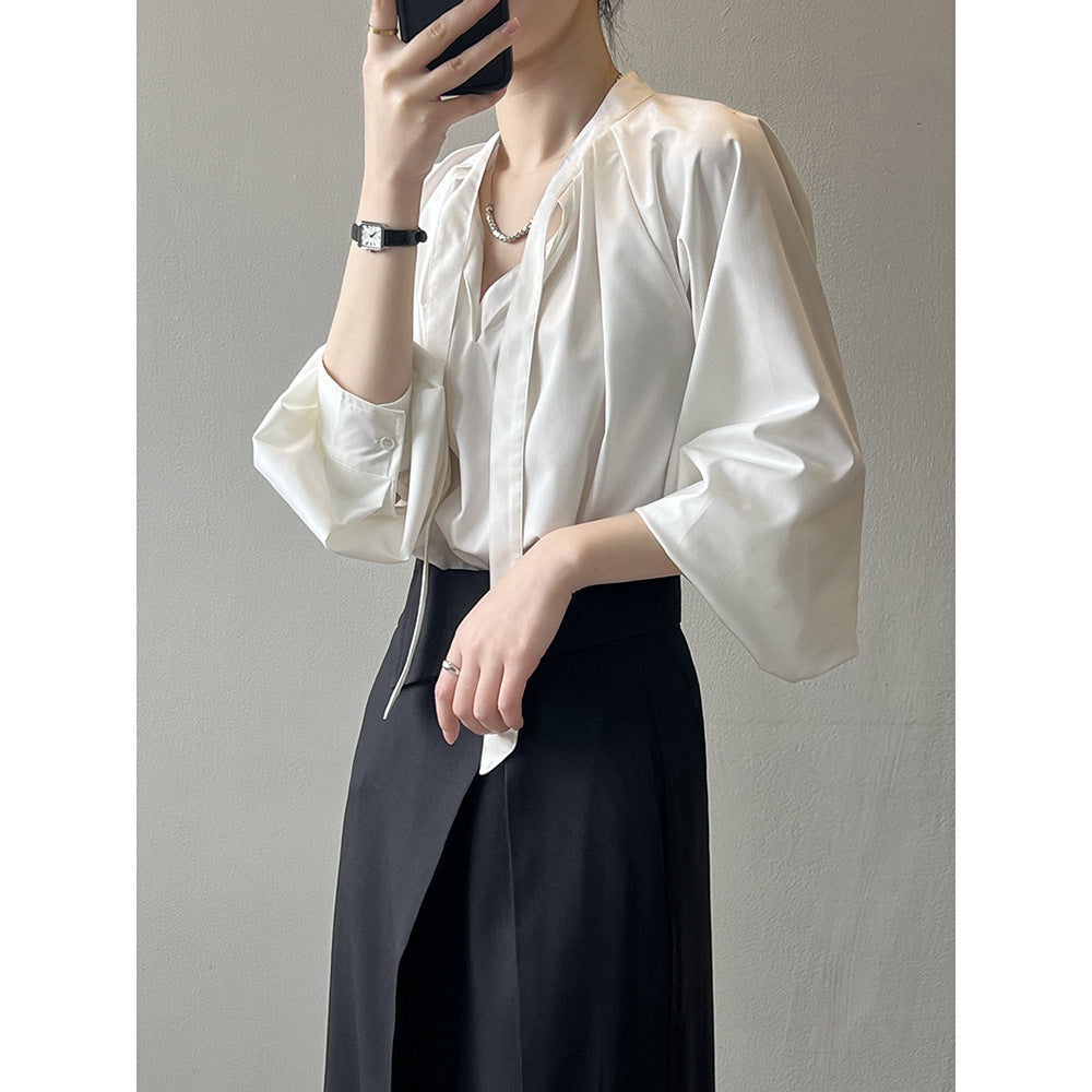 Dame elegant blouse med sløjfedetalje og fint satin-finish Stilla
