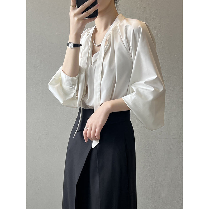 Dame elegant blouse med sløjfedetalje og fint satin-finish Stilla