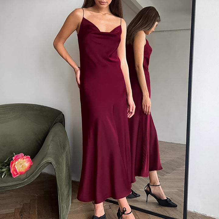 Dame Maxi-Kjole med elegant satin-finish og forførende v-hals Stilla