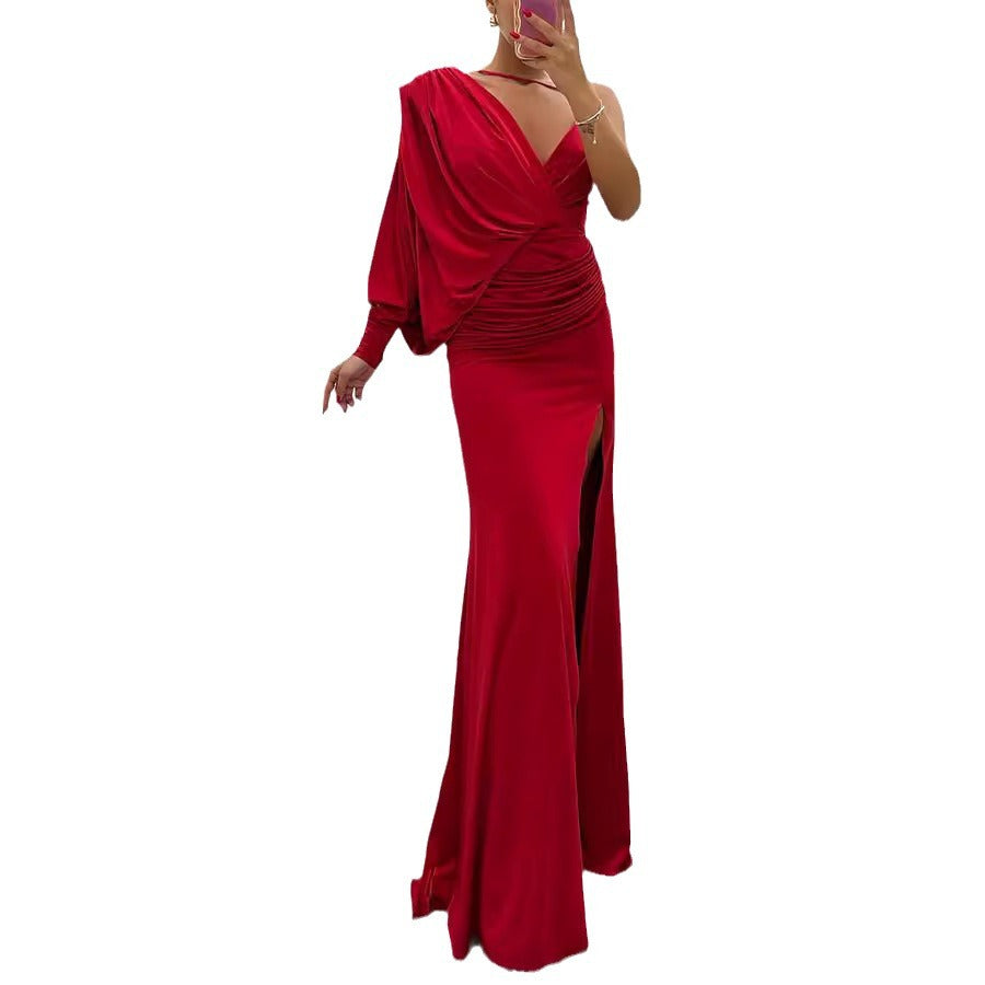 Dame aftenkjole med asymmetrisk snit og elegant split Stilla