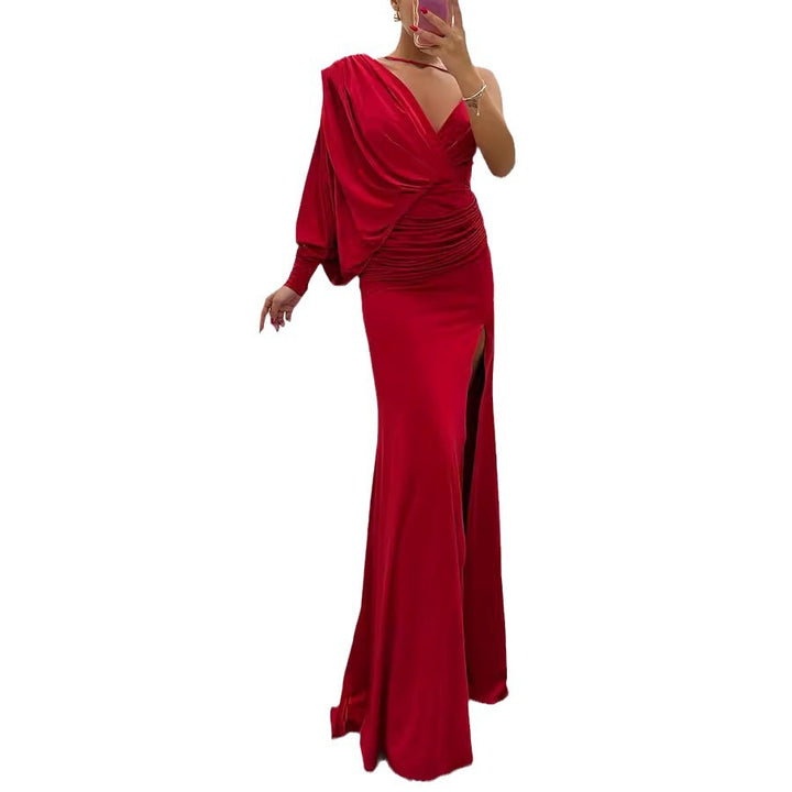 Dame aftenkjole med asymmetrisk snit og elegant split Stilla
