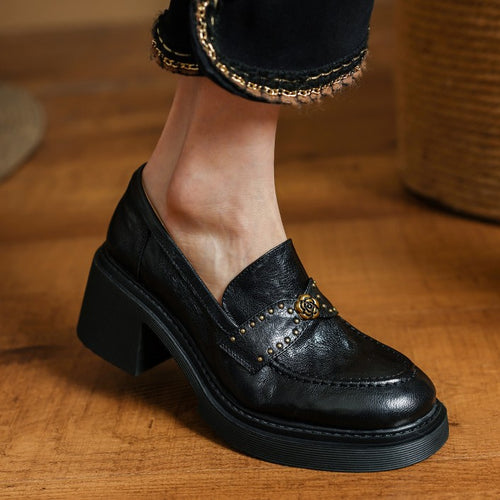 Dame elegante loafers med modige nitteraccenter og kvalitetslæder Stilla