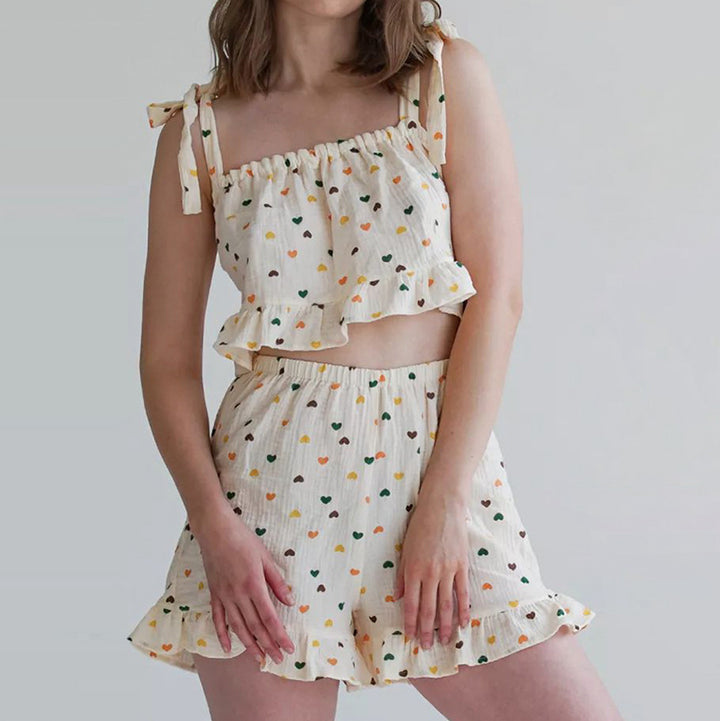Dame sæt bestående af afslappet top og shorts med flæse detaljer Stilla