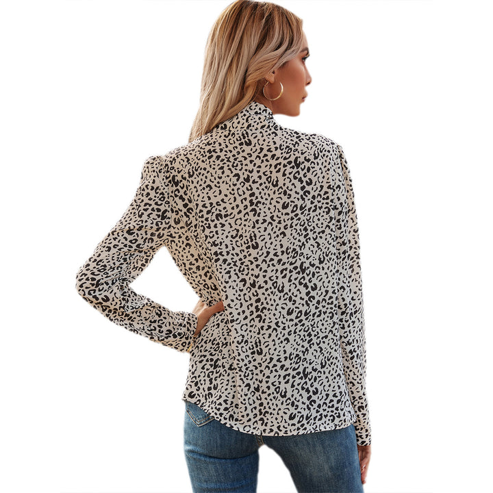 Damer elegant bluse med flæsedetaljer og ædelt leopardmønster Stilla