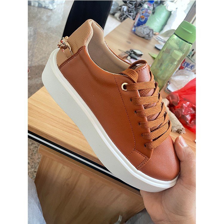 Dame sneakers med komfortabel plateau sål og modige detaljer Stilla